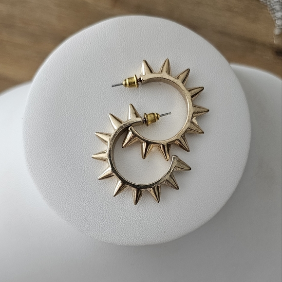 Vintage & Unique Gold Tone Hoop Earrings. - Picture 3 of 7